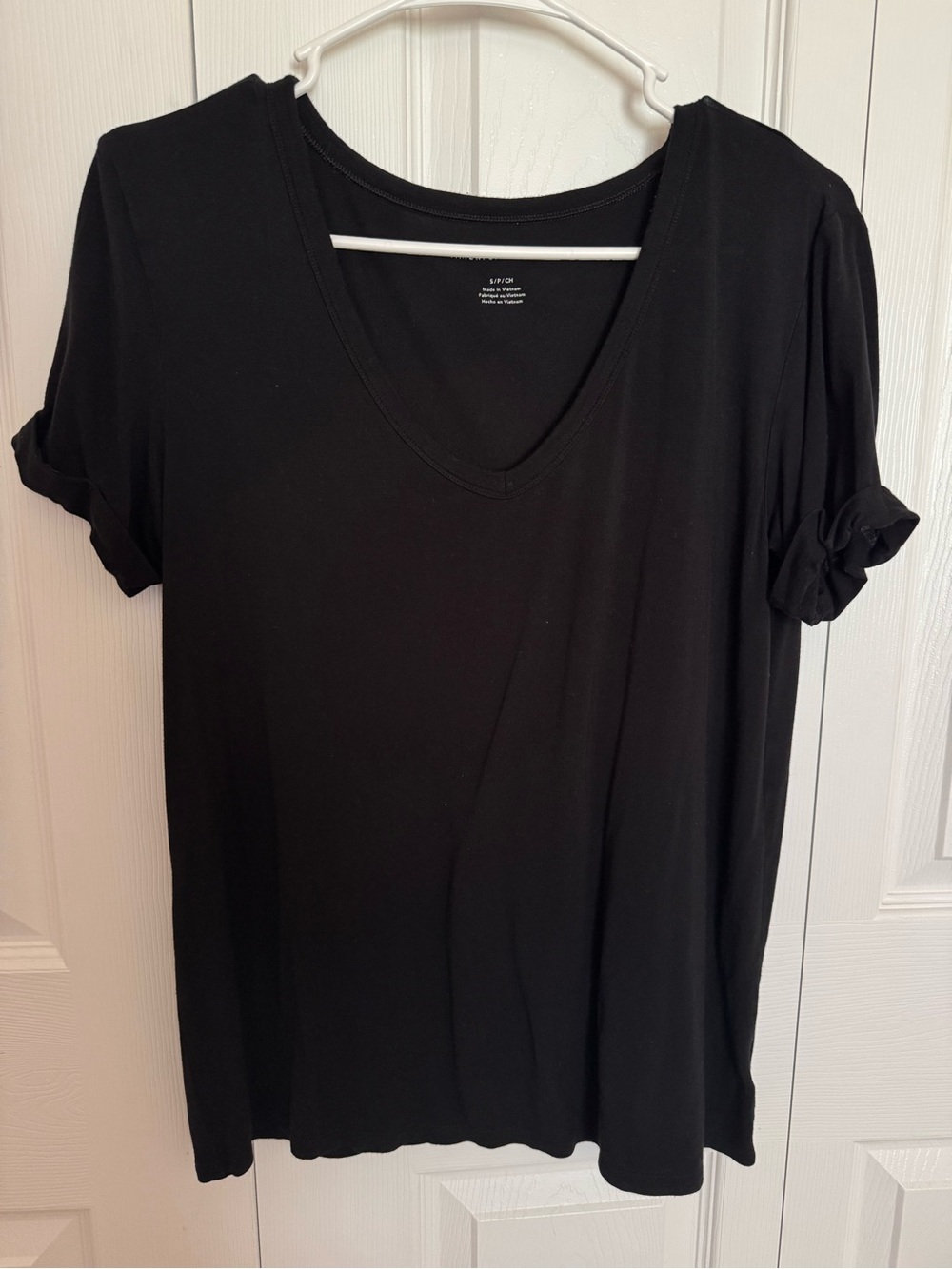 American Eagle Outfitters Black V-Neck Short Sleeve Tee